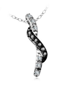 piękny wisiorek z czarnymi i białymi diamentami w białym złocie