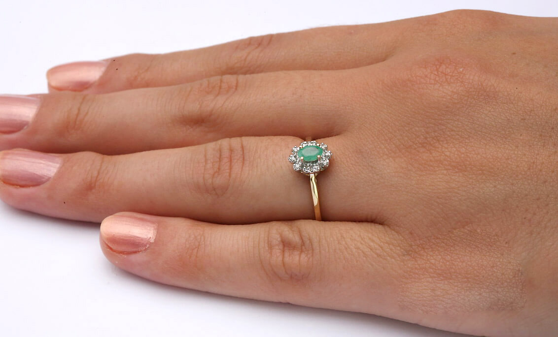 Pierścionek z żółtego złota ze szmaragdem i diamentami – Bild 2