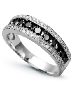 elegancki pierścionek z czarnymi i białymi diamentami