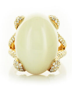 Exclusive | niezwykły kamień księżycowy oprawiony w 18-karatowym złocie i ozdobiony 188 brylantami