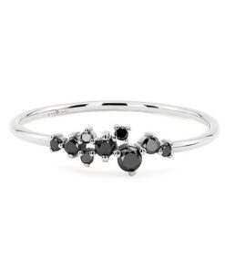 Cudowny delikatny pierścionek z czarnymi diamentami w białym złocie