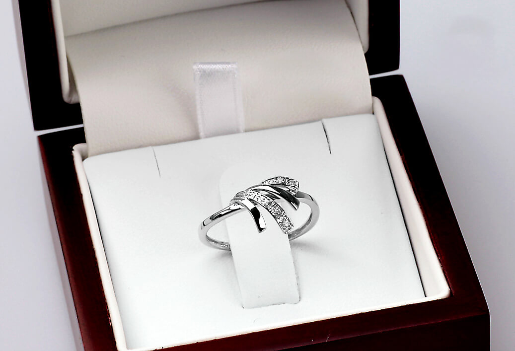 Fikuśny pierścionek z diamentami w białym złocie - Obrázek 3