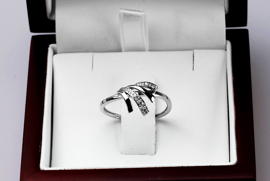 Fikuśny pierścionek z diamentami w białym złocie - Obrázek 6