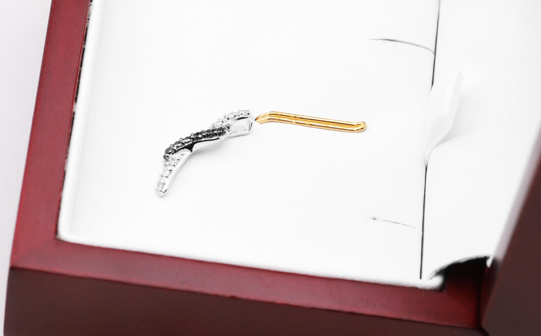 piękny wisiorek z czarnymi i białymi diamentami w białym złocie - obrazek 5