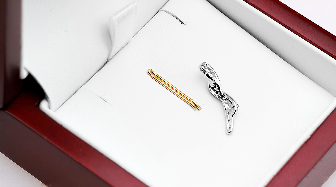 piękny wisiorek z czarnymi i białymi diamentami w białym złocie - obrazek 7