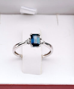 Alternativní pohled na pierścionek z białego złota z szafirem i brylantami