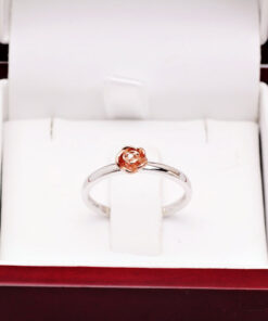 Alternativní pohled na pierścionek różyczka z białego złota z diamentem