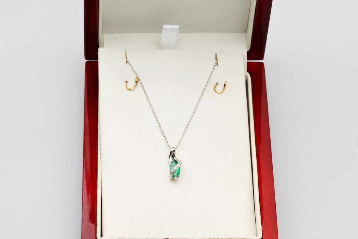 wisiorek z białego złota ze szmaragdem i diamentami - Obrázek 3