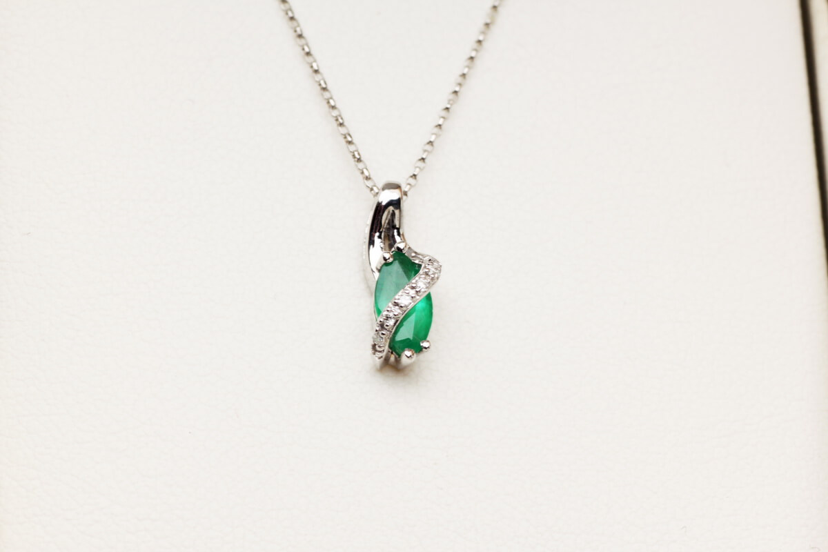 wisiorek z białego złota ze szmaragdem i diamentami - Obrázek 4