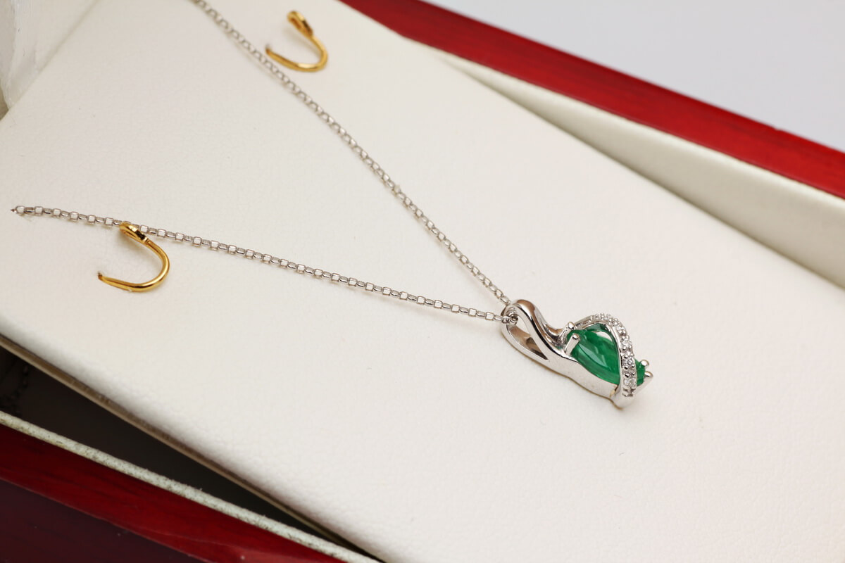 wisiorek z białego złota ze szmaragdem i diamentami - Obrázek 5