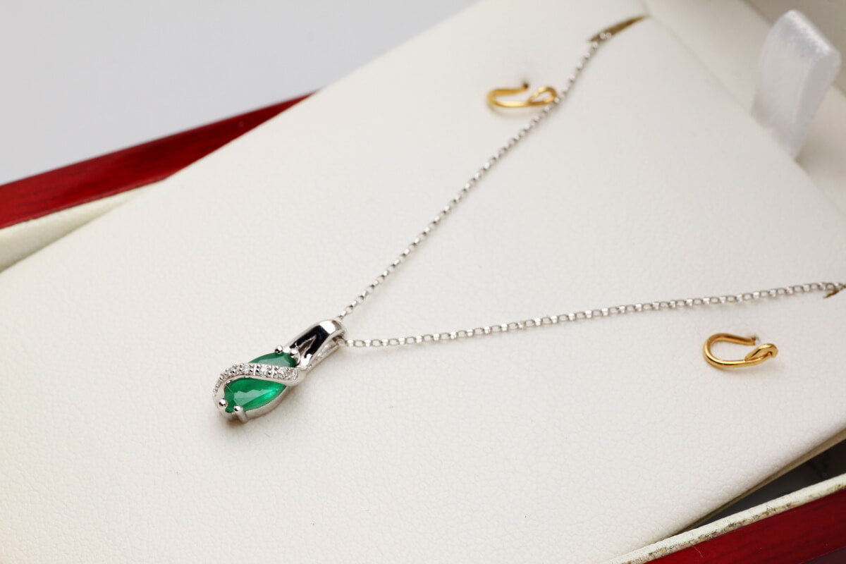 wisiorek z białego złota ze szmaragdem i diamentami - Obrázek 6