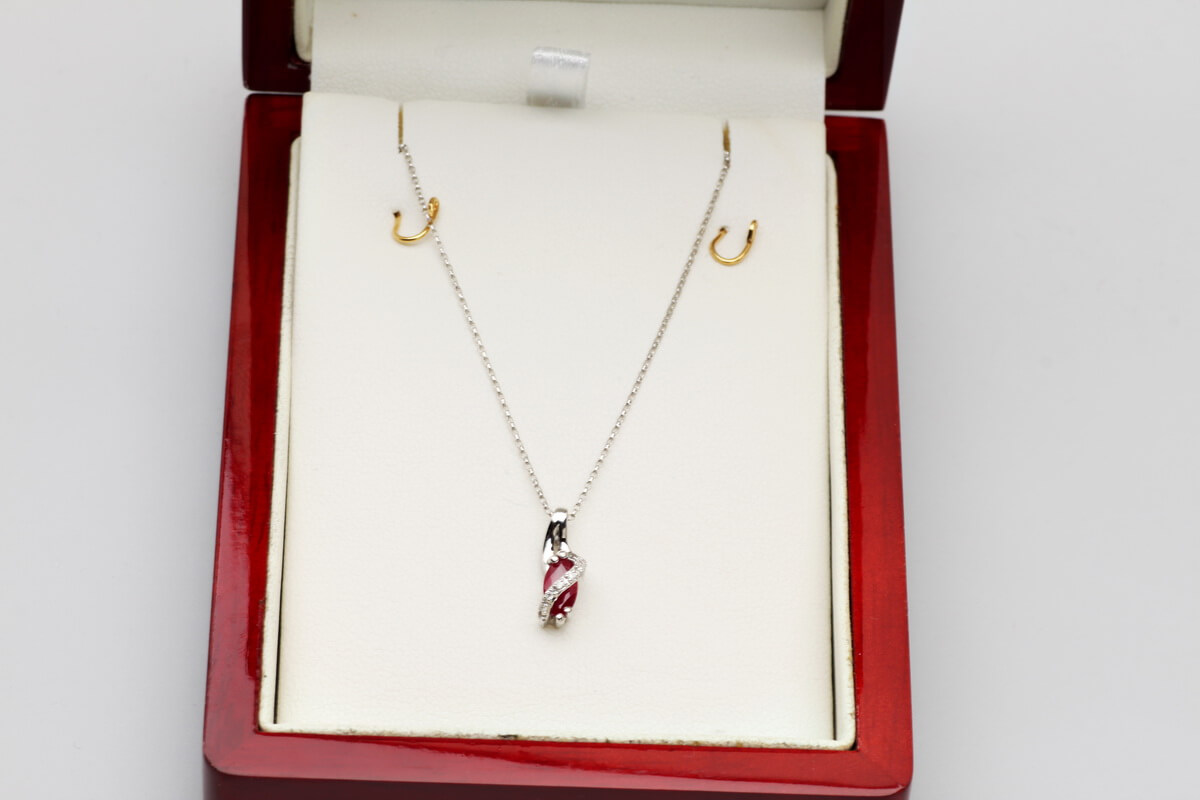Piękny wisiorek z rubinem i diamentami w białym złocie 585 - obrazek 2