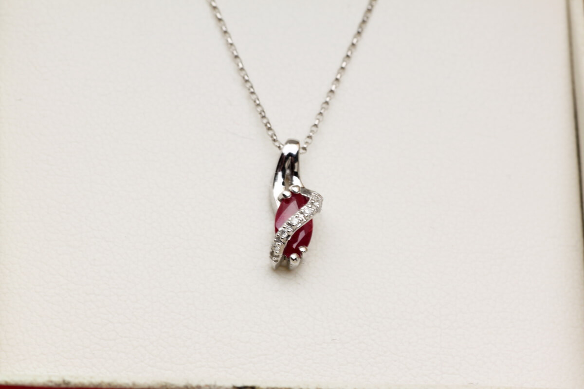 Piękny wisiorek z rubinem i diamentami w białym złocie 585 - obrazek 4