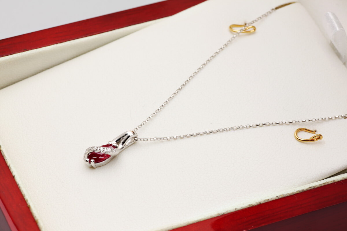 Piękny wisiorek z rubinem i diamentami w białym złocie 585 - obrazek 6