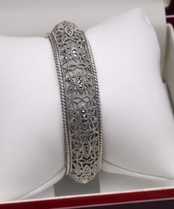 Alternatywny widok Srebrna ażurowa bransoletka typu bangle z markazytami - 18/19cm - BDM2867