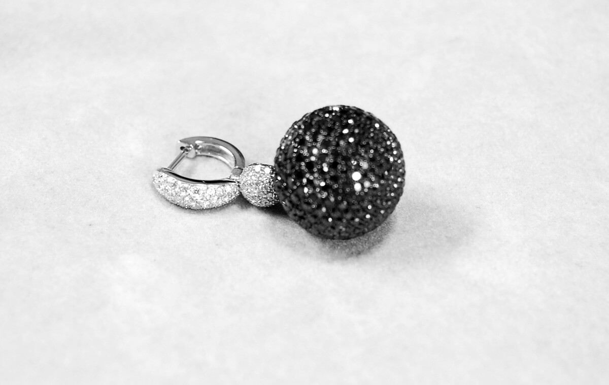 Exclusive | Kolczyki wiszące kule z czarnymi i białymi diamentami - Obrázek 3
