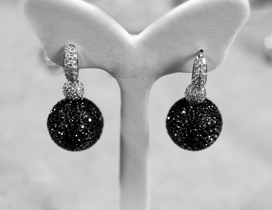 Exclusive | Kolczyki wiszące kule z czarnymi i białymi diamentami - Obrázek 5