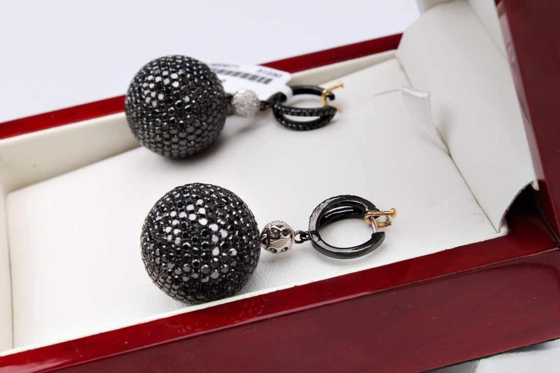 Exclusive | wiszące kule kolczyki z czarnymi i białymi diamentami – Bild 5