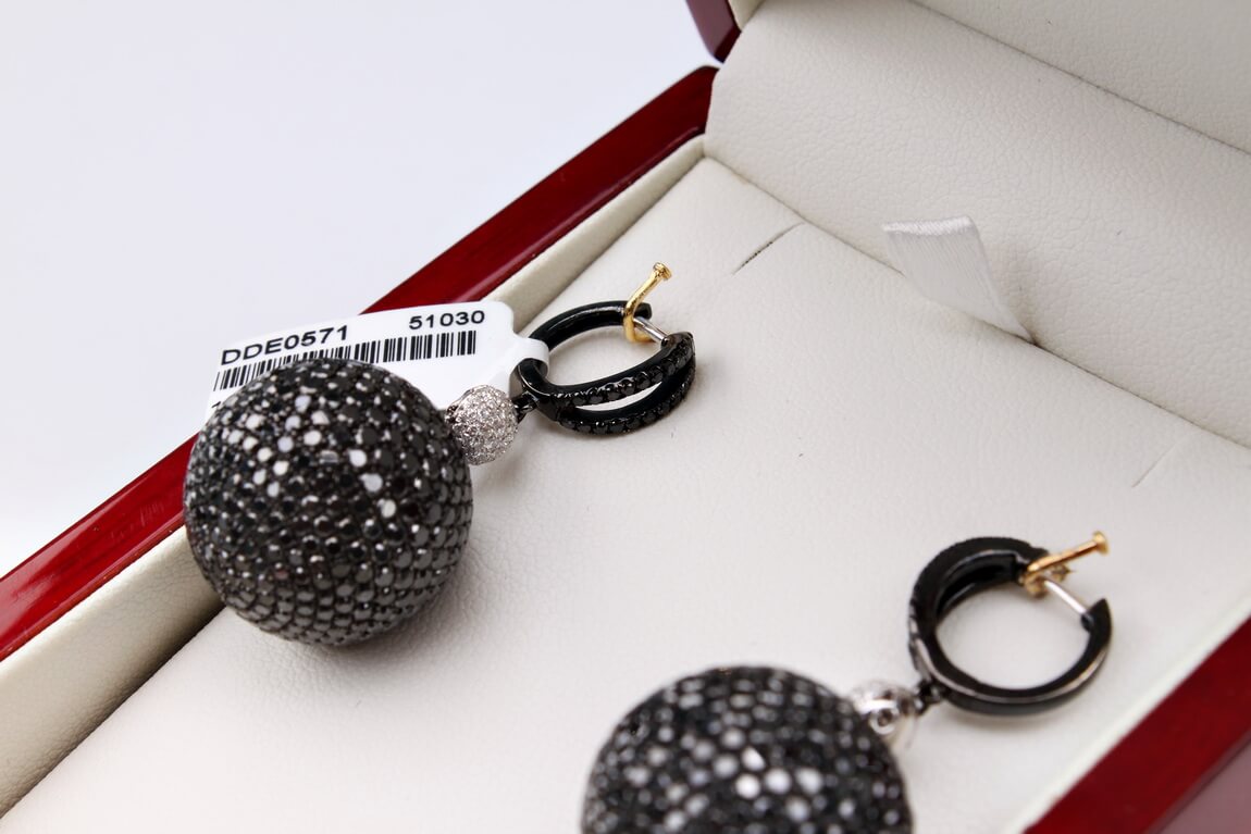 Exclusive | wiszące kule kolczyki z czarnymi i białymi diamentami – Bild 7