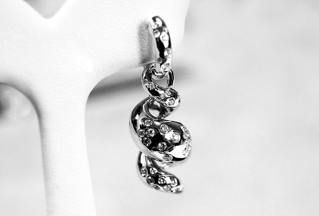 Exclusive | spiralne odczepiane brylantowe kolczyki - obrazek 4