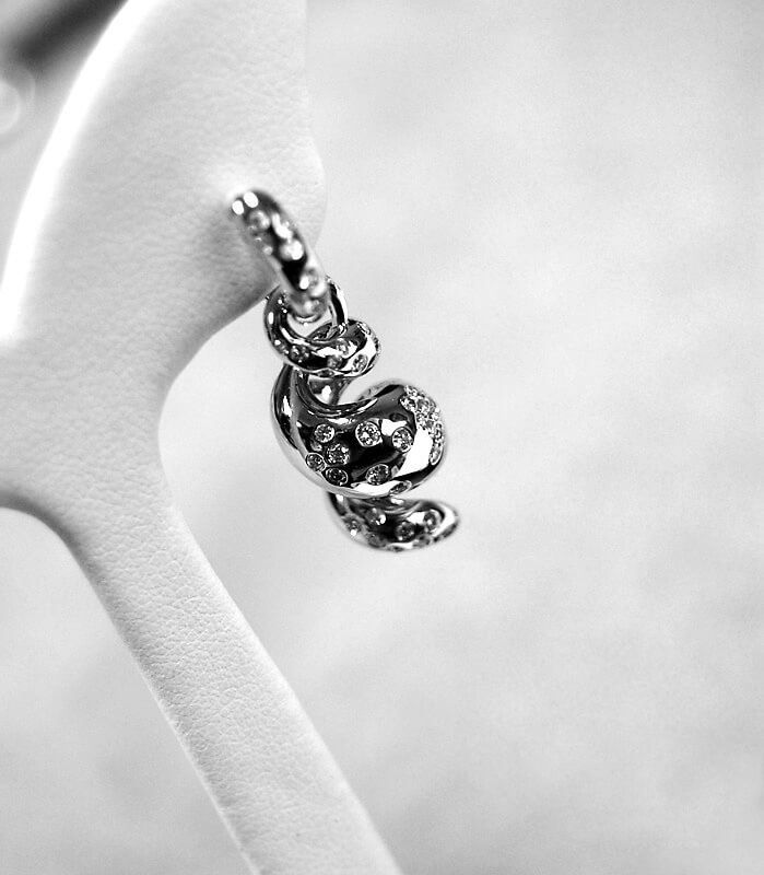 Exclusive | spiralne odczepiane brylantowe kolczyki - obrazek 5