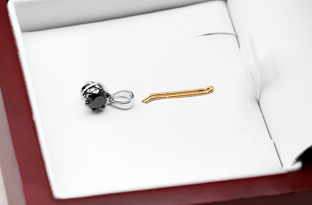 Exclusive | wisiorek z czarnym brylantem w 18-karatowym białym złocie - obrazek 3