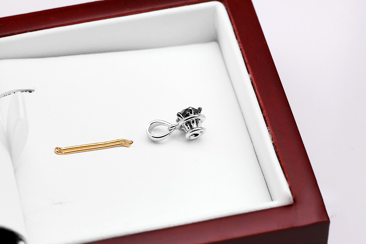 Exclusive | wisiorek z czarnym brylantem w 18-karatowym białym złocie - obrazek 4