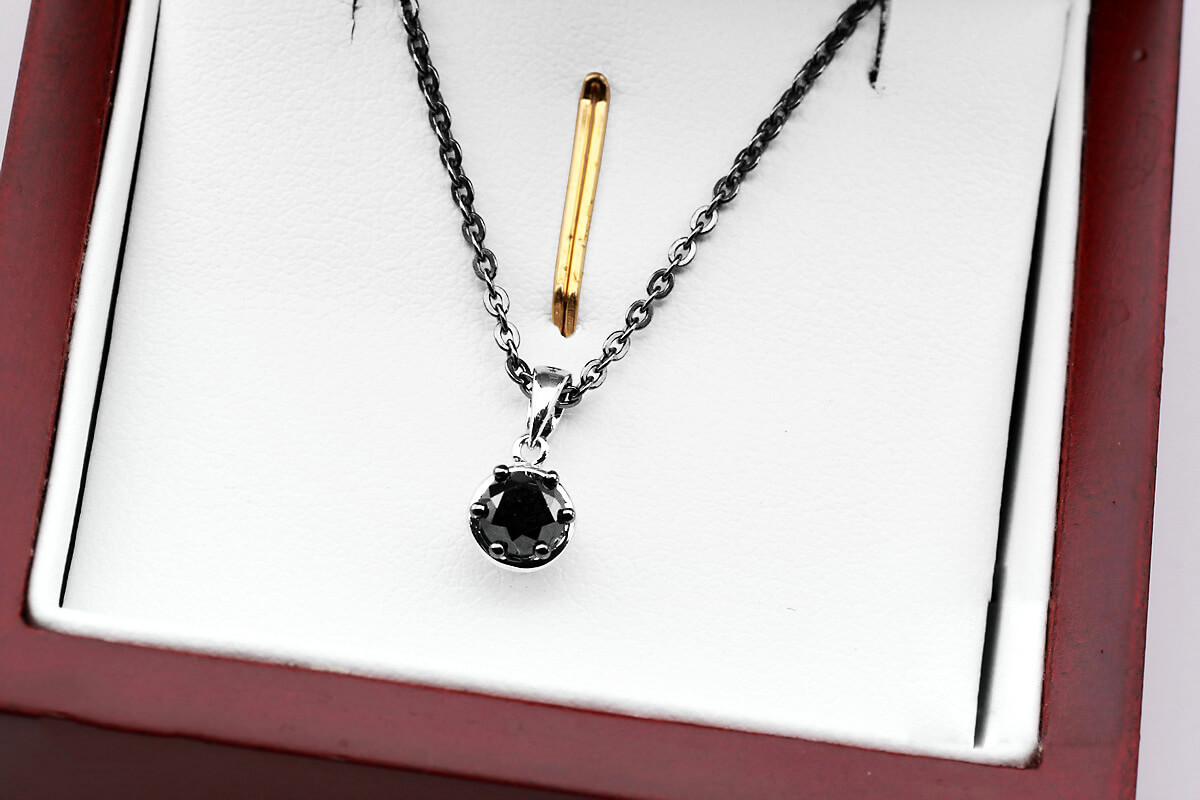 Exclusive | wisiorek z czarnym brylantem w 18-karatowym białym złocie - obrazek 6