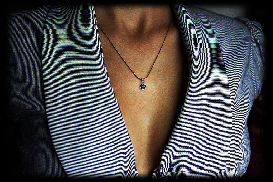 Exclusive | wisiorek z czarnym brylantem w 18-karatowym białym złocie - obrazek 2