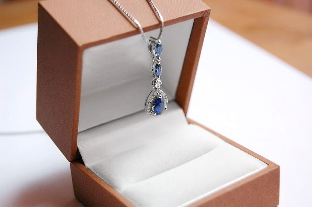 Exclusive | piękny długi wisiorek z białego złota 750 z szafirami i brylantami – Bild 3
