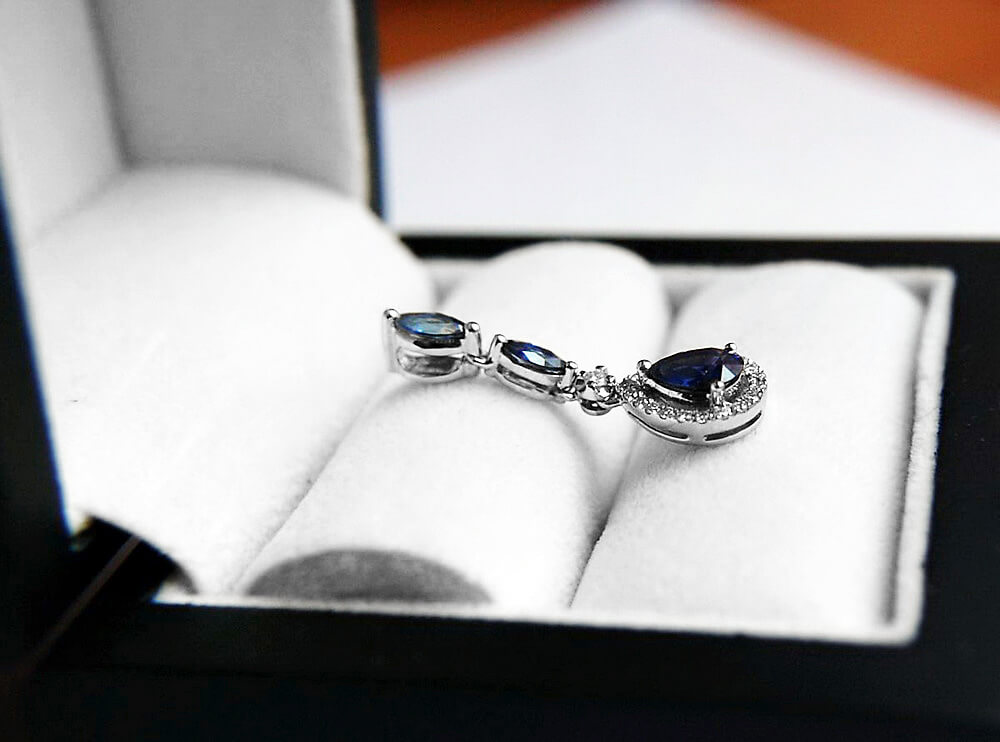 Exclusive | piękny długi wisiorek z białego złota 750 z szafirami i brylantami – Bild 4