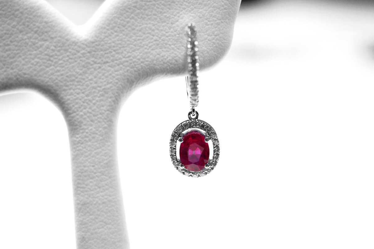 Exclusive | Wiszące brylantowe kolczyki z rubinami - obrazek 2