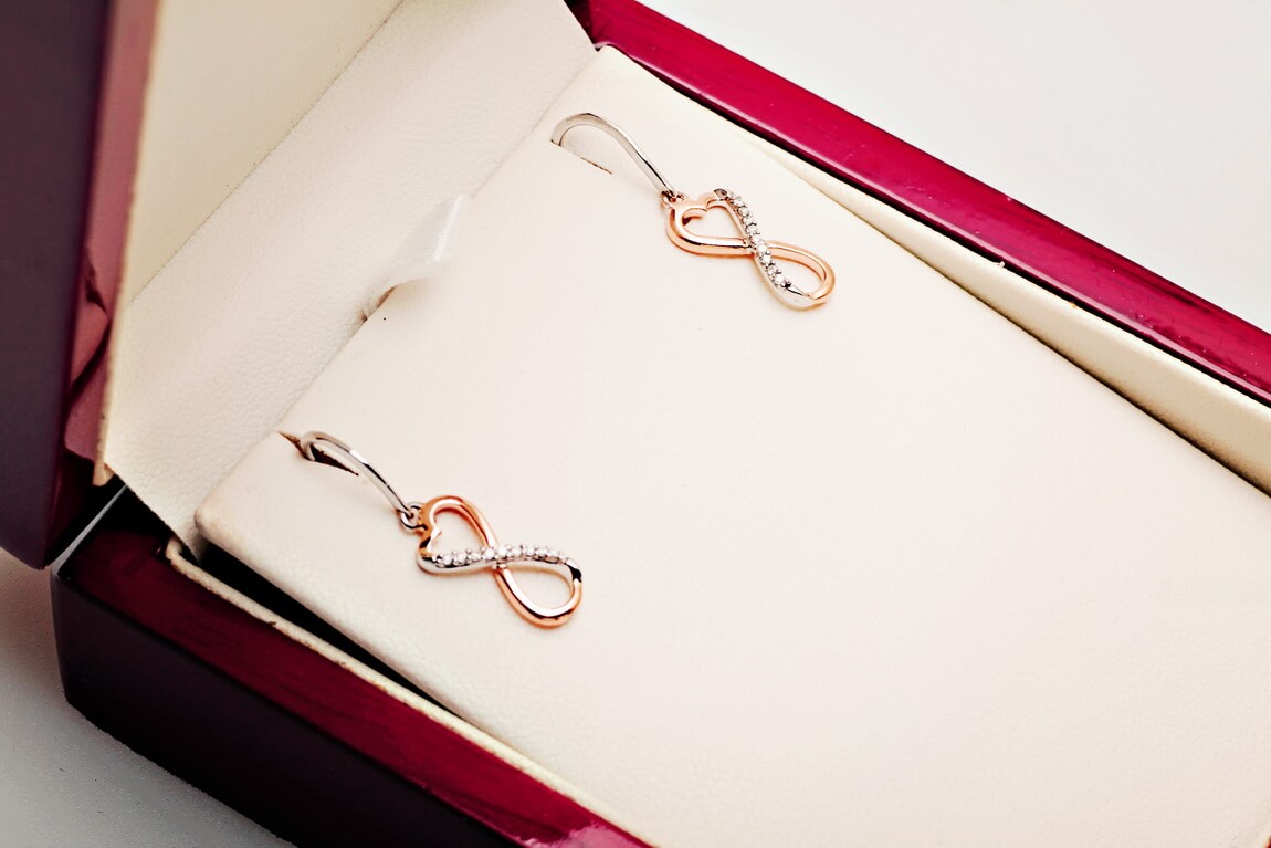 Wiszące biało-różowe kolczyki z diamentami - Obrázek 4