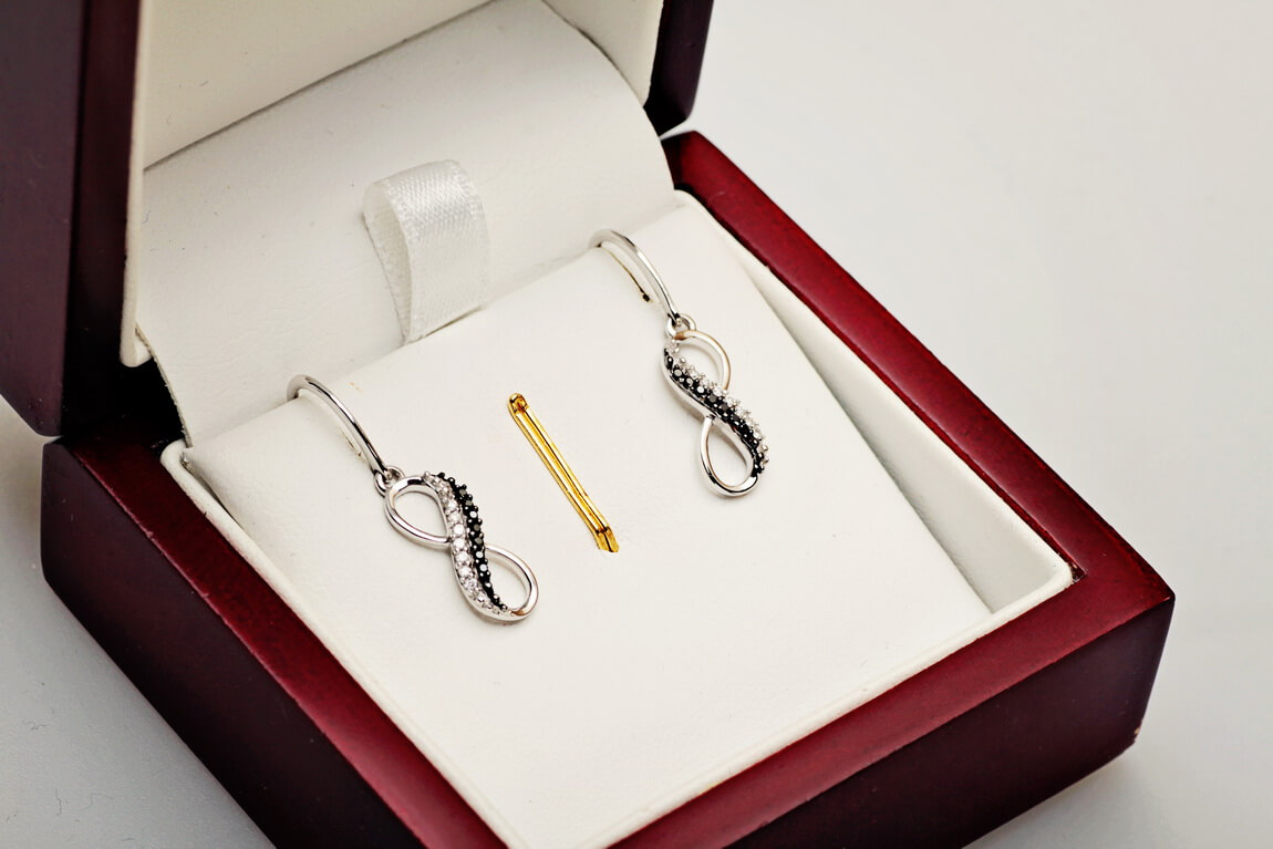 Kolczyki wiszące z białego złota z czarnymi i białymi diamentami - KBD3873 - obrazek 3
