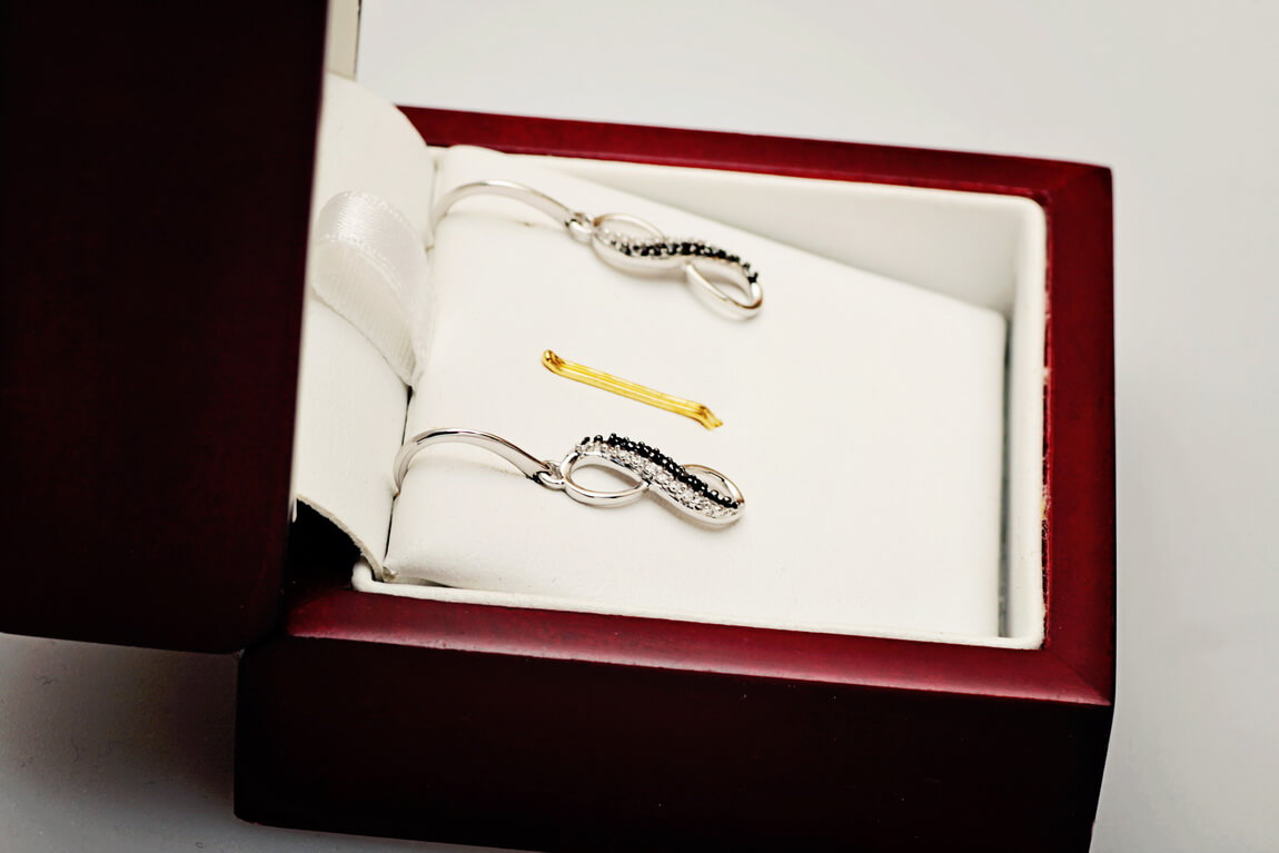 Kolczyki wiszące z białego złota z czarnymi i białymi diamentami - KBD3873 - obrazek 5