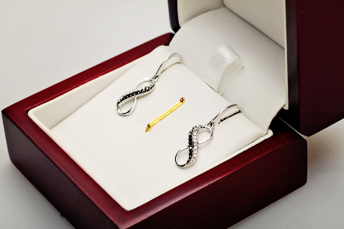 Kolczyki wiszące z białego złota z czarnymi i białymi diamentami - KBD3873 - obrazek 6