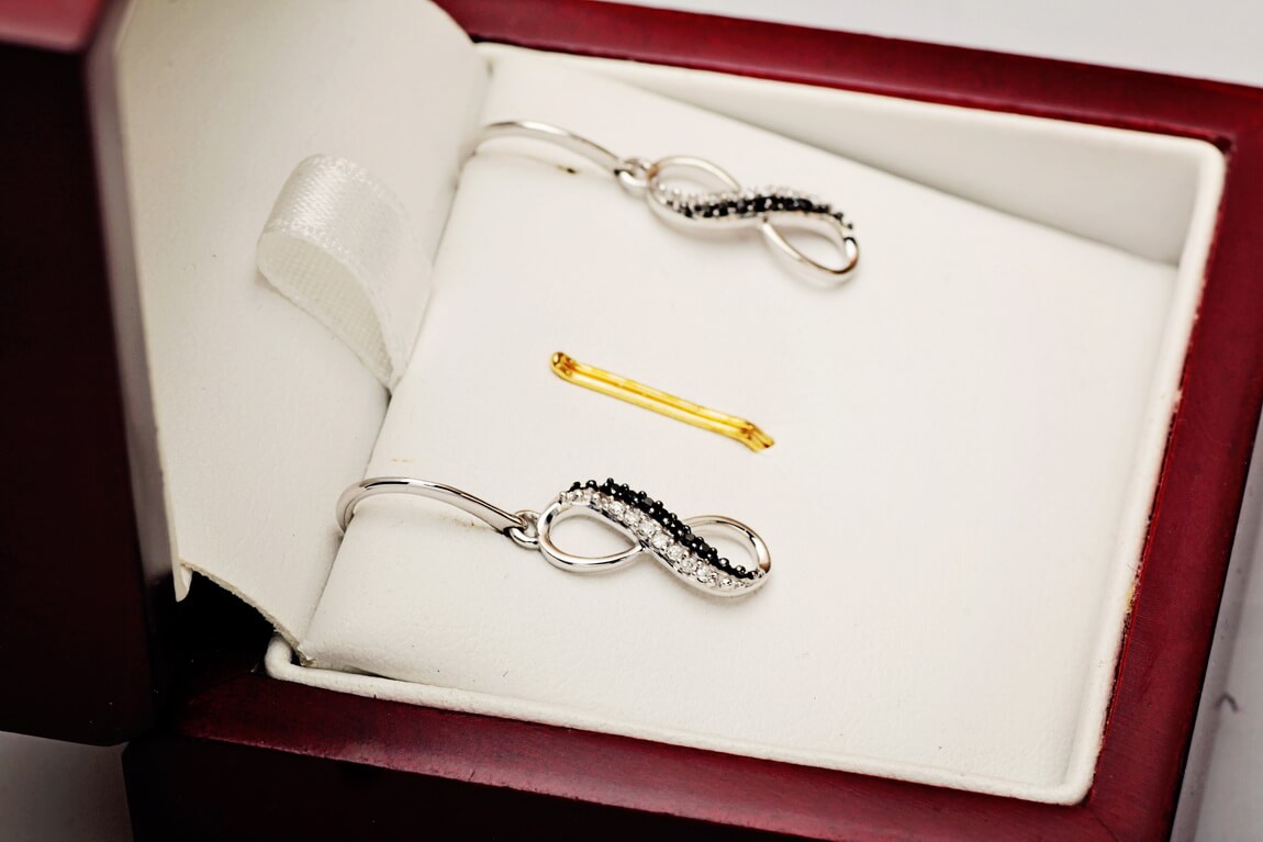 Kolczyki wiszące z białego złota z czarnymi i białymi diamentami - KBD3873 - obrazek 7