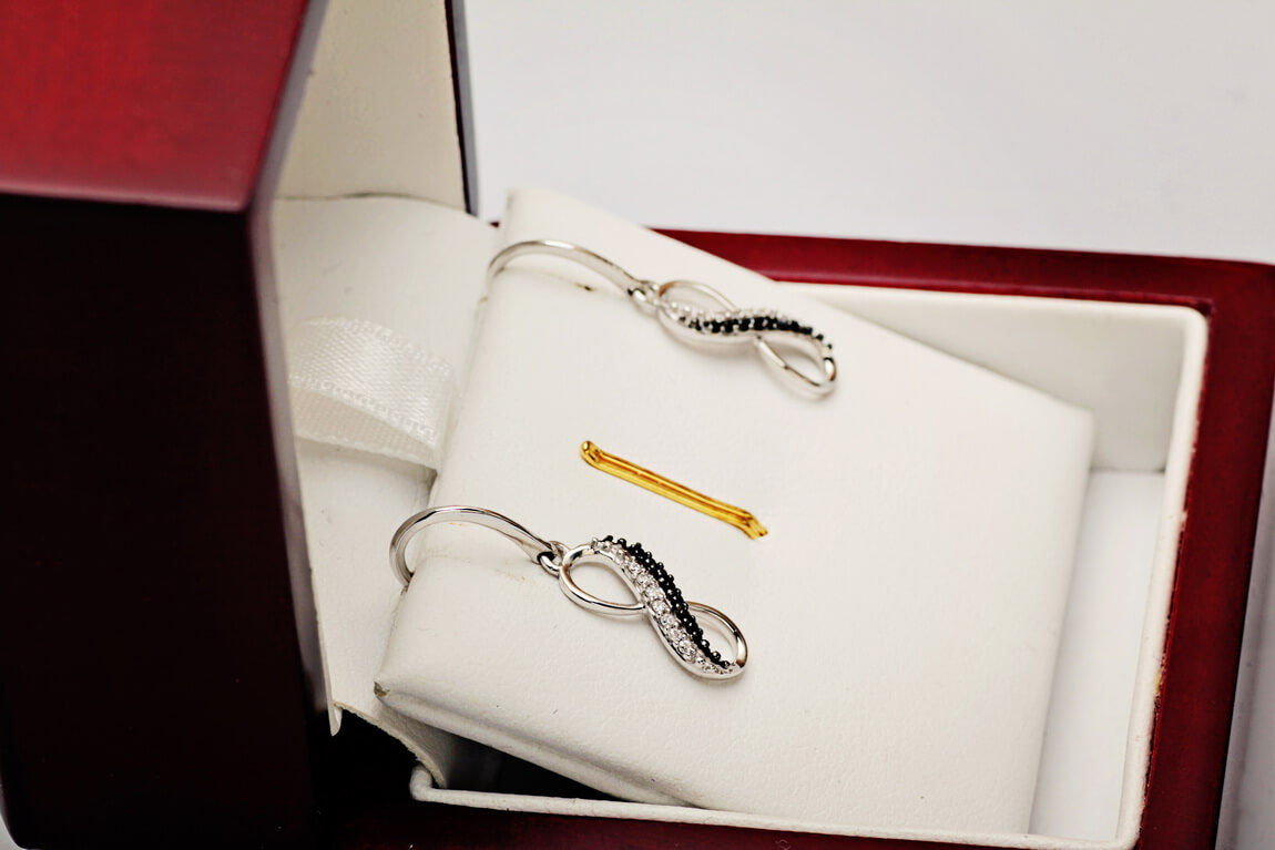 Kolczyki wiszące z białego złota z czarnymi i białymi diamentami - KBD3873 - obrazek 8