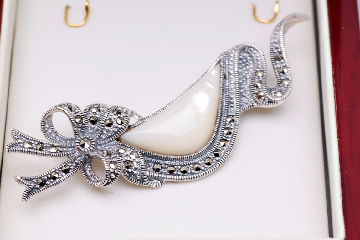 Broszka srebrna z masą perłową i markazytami – Bild 3