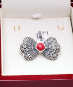 Alternatywny widok Broszka srebrna kokarda z markazytami i koralem