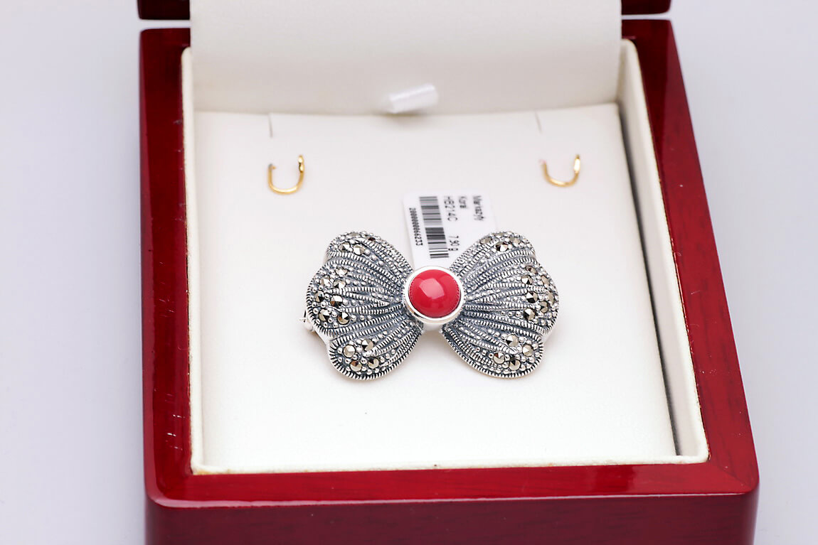 Broszka srebrna kokarda z markazytami i koralem - obrazek 2