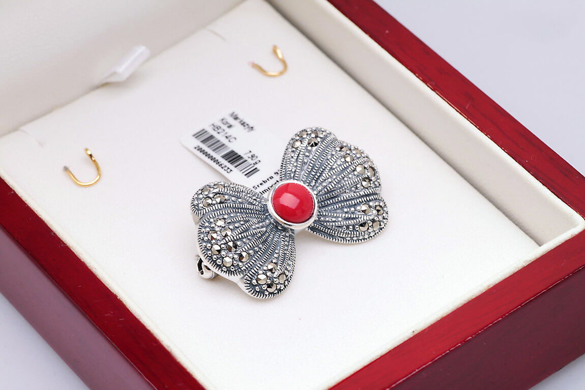 Broszka srebrna kokarda z markazytami i koralem - obrazek 3