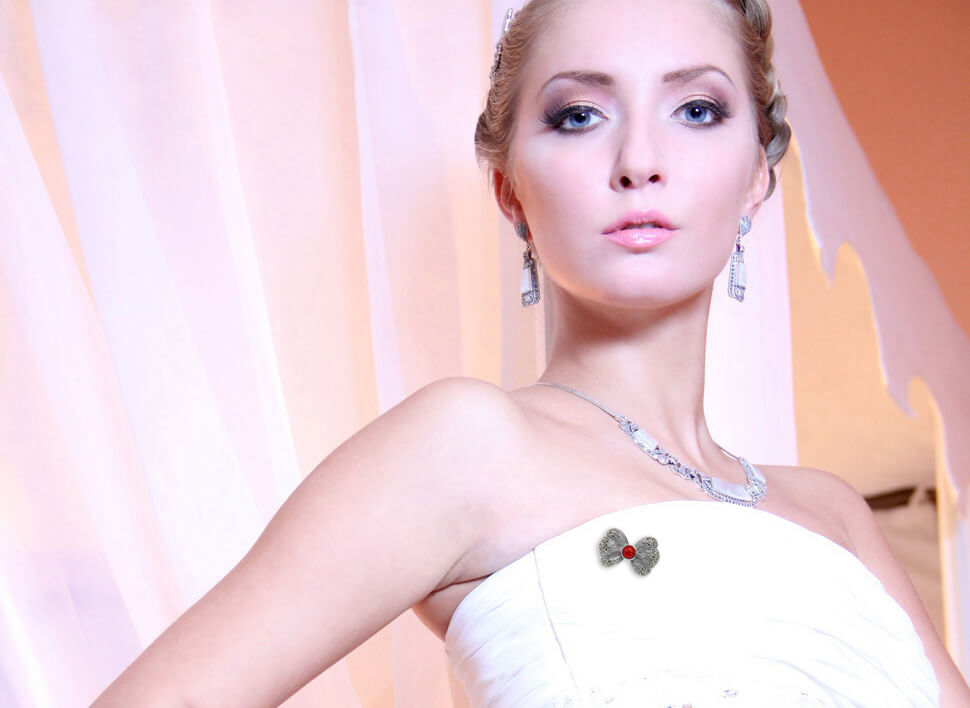 Broszka srebrna kokarda z markazytami i koralem - obrazek 5