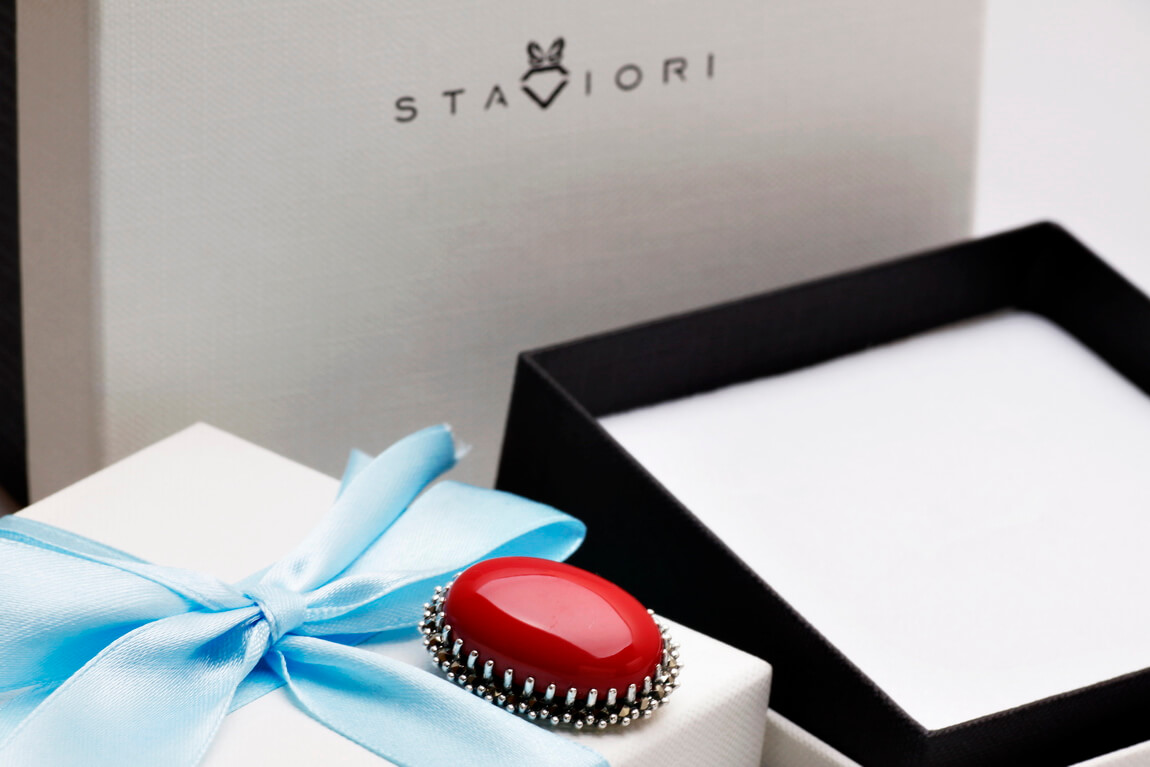 Broszka srebrna owalna z koralem i markazytami - obrazek 6