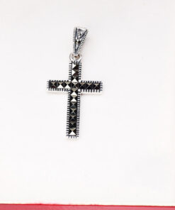 Alternatywny widok Srebrny krzyżyk z markazytami