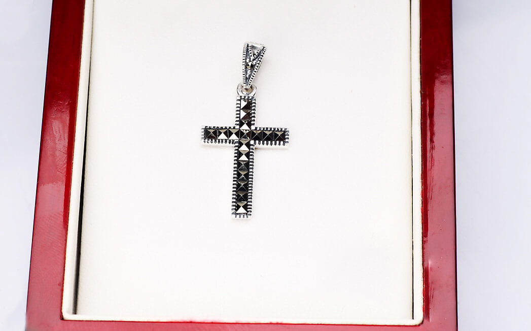 Srebrny krzyżyk z markazytami - Image 2