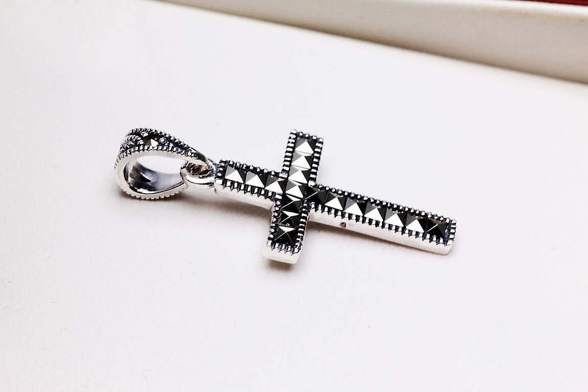 Srebrny krzyżyk z markazytami - Image 4