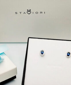 Alternative view of Srebrne kolczyki z niebieską cyrkonią na sztyfcie