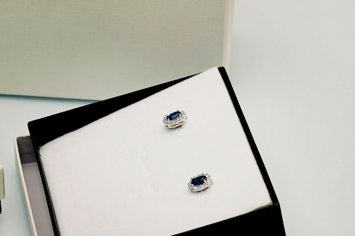 Srebrne kolczyki z niebieską cyrkonią na sztyfcie - obrazek 4