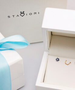 Alternatywny widok Kolczyki kwiatki z szafirami i diamentami KBD0500S